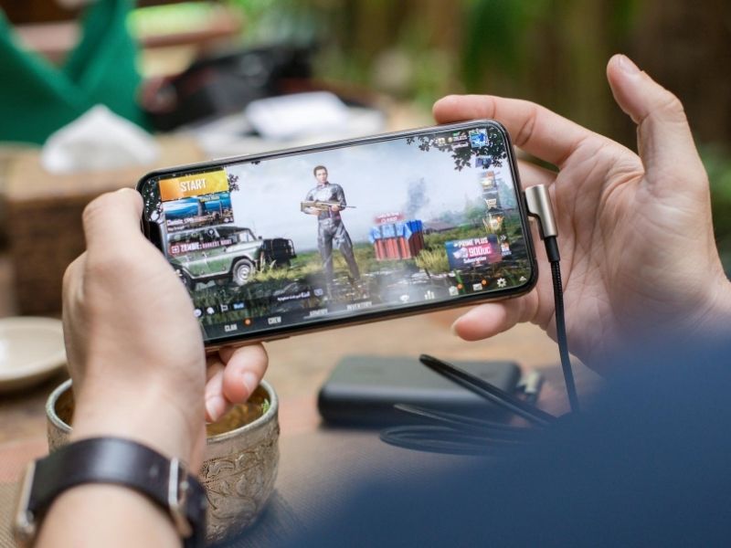 mobile gaming on phone