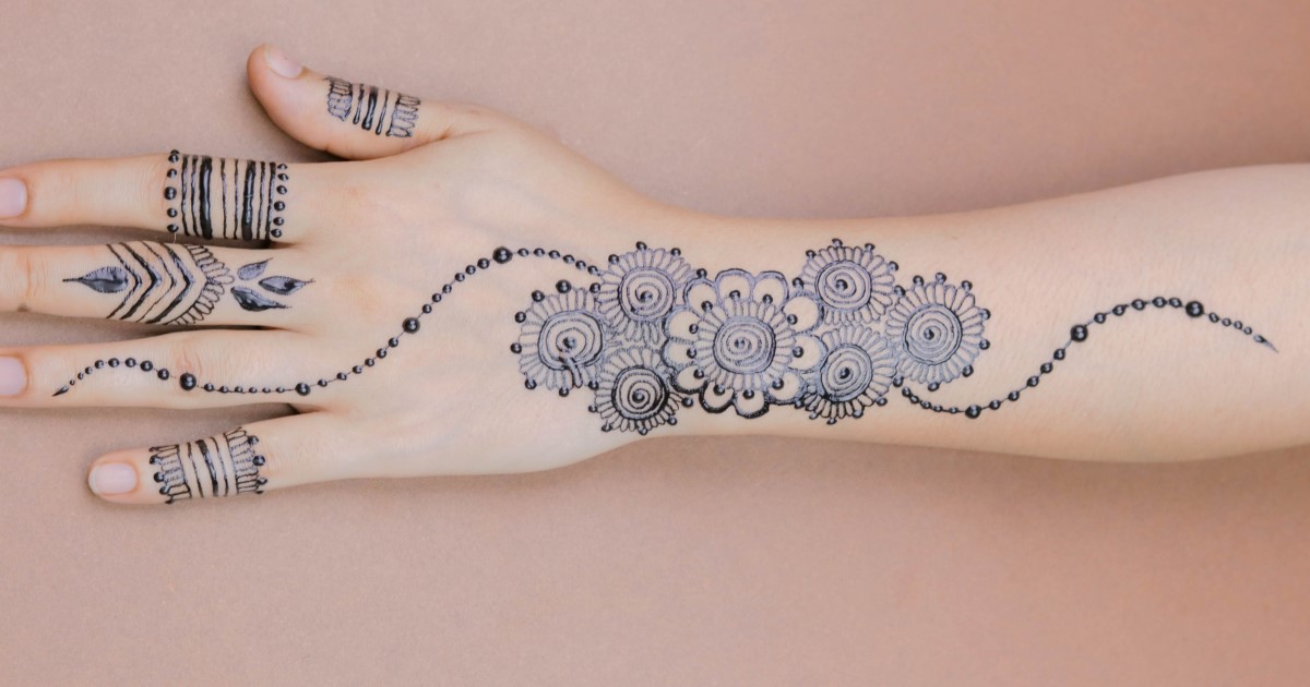 5 Simple Henna Designs For Beginners To Try (Plus Tips & Tricks)