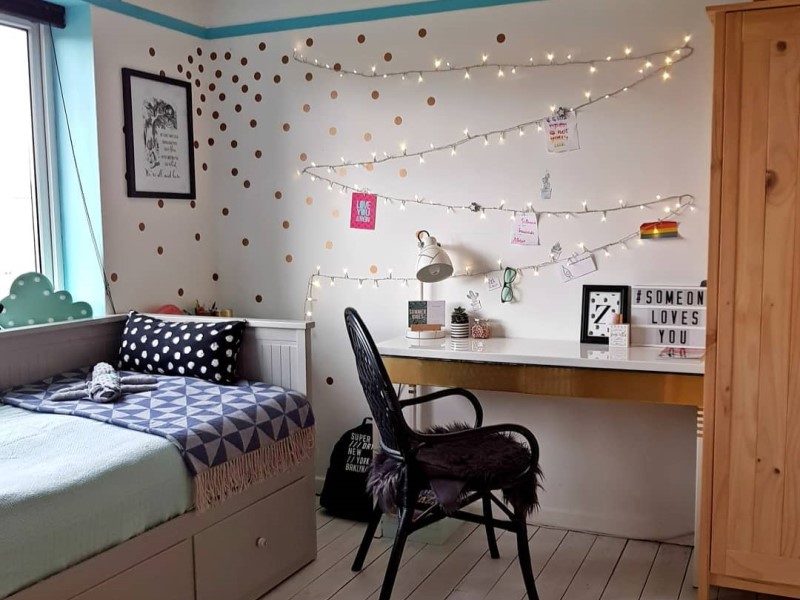 kids study room with lights