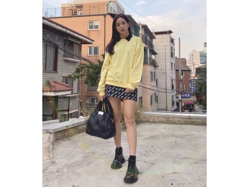 jisoo yellow sweatshirt and black skirt