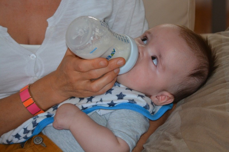 how to store breast milk, baby drinking from milk bottle