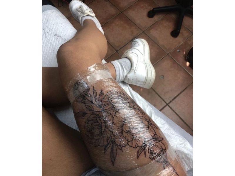 Many tattoo artists still use plastic wrap after tattooing to cover the new  tattoo. But this type of after care is long … | Wound healing, Tattoo care,  Plastic wrap