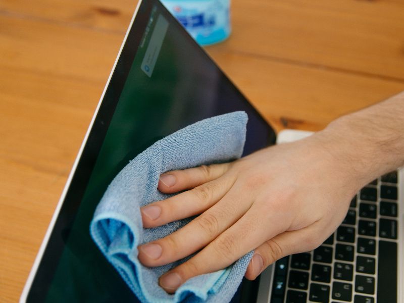 how to clean laptop screen