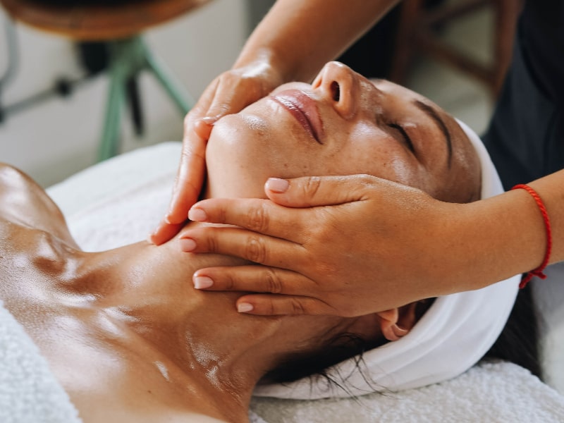 romatherapy facials comprise a gentle facial scrub and a relaxing mask. 