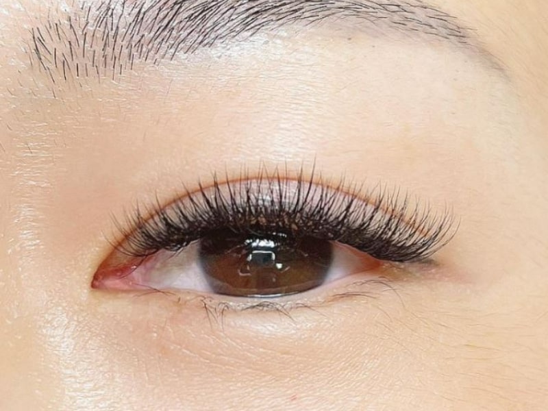 A hybrid extension is a type of eyelash extension that combines classic lashes and Russian lashes. This technique produces defined but thick and fluffy lashes. These lashes are often custom