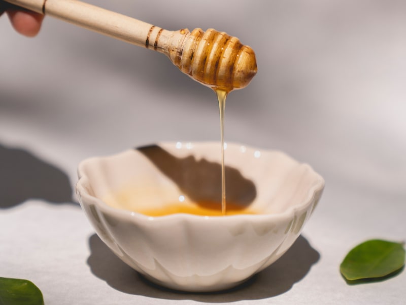 Anda boleh menggunakan madu untuk hilangkan parut jerawat di muka secara semula jadi