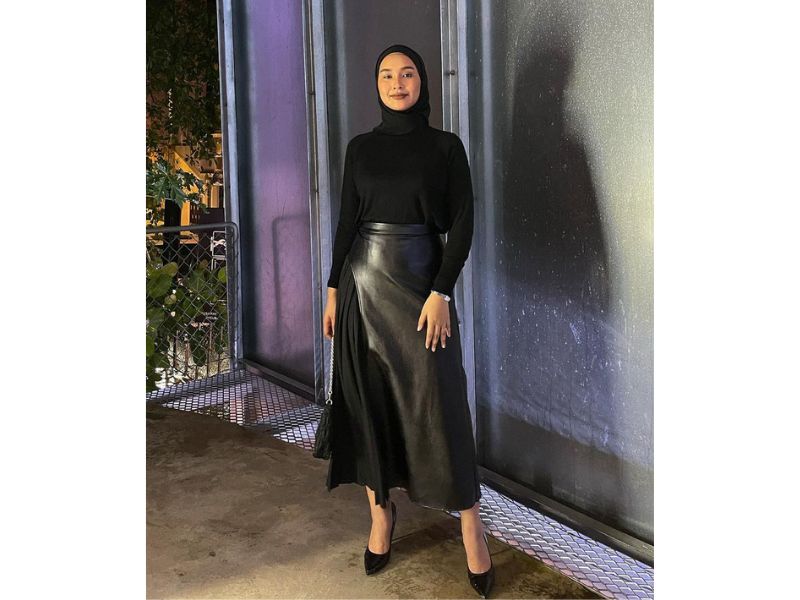 Black maxi hotsell skirt hijab style