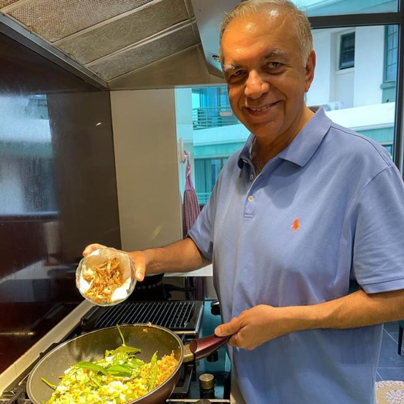 Datuk Ameer Ali Mydin cooking nasi goreng