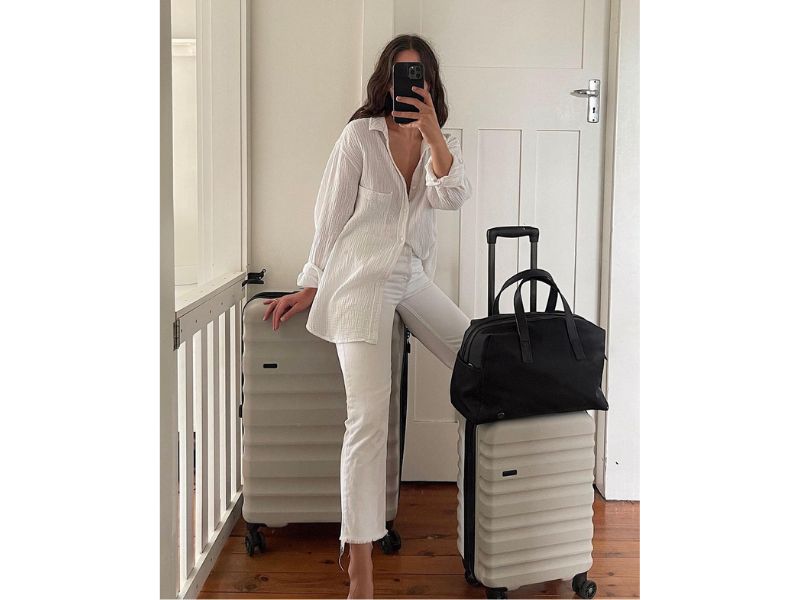 All white comfy airport outfit idea