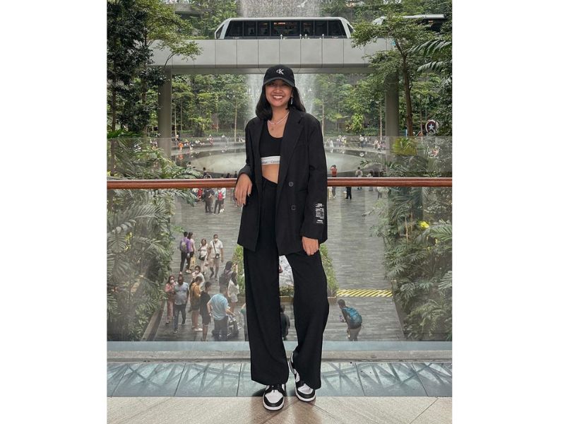 https://shopee.com.my/blog/wp-content/uploads/2023/07/black-blazer-airport-outfit-ideas-women.jpg