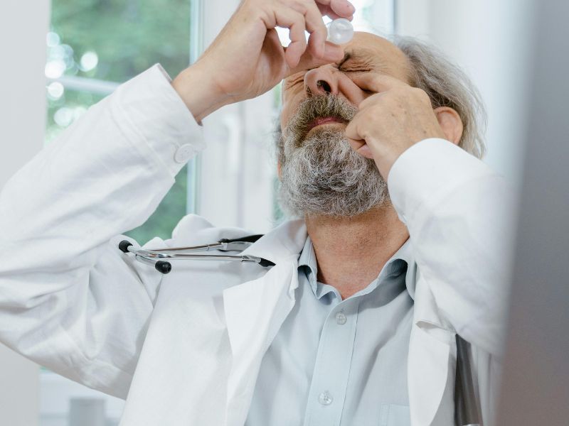 a man applying eye drop best eye drops malaysia